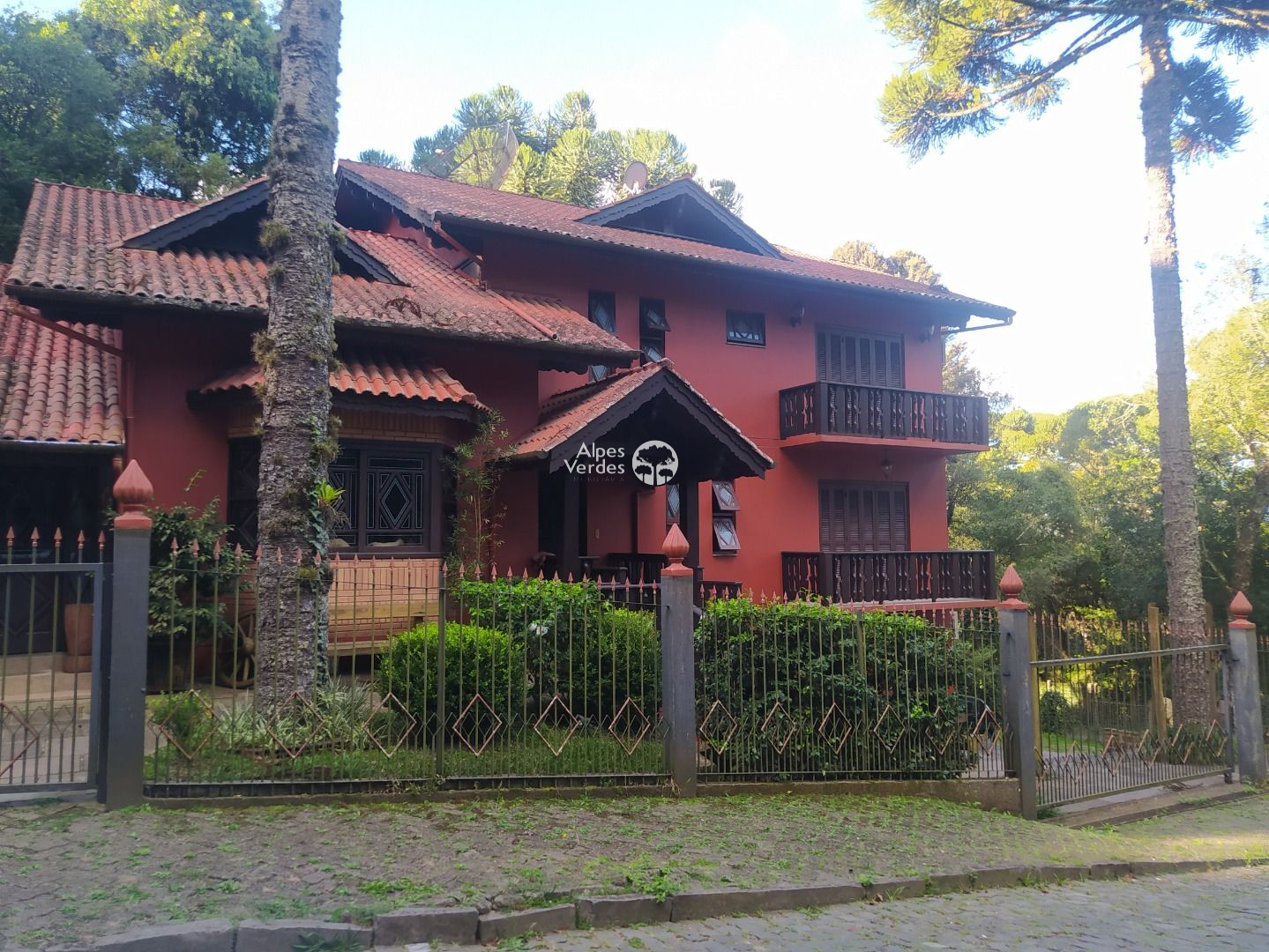 Vende-se Pousada com 5 dormitórios   Vila Suzana a 7 minutos da Catedral de Pedra
